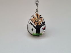 Halsband - Oval glasberlock med ett målat träd inuti (45 cm lång kedja)
