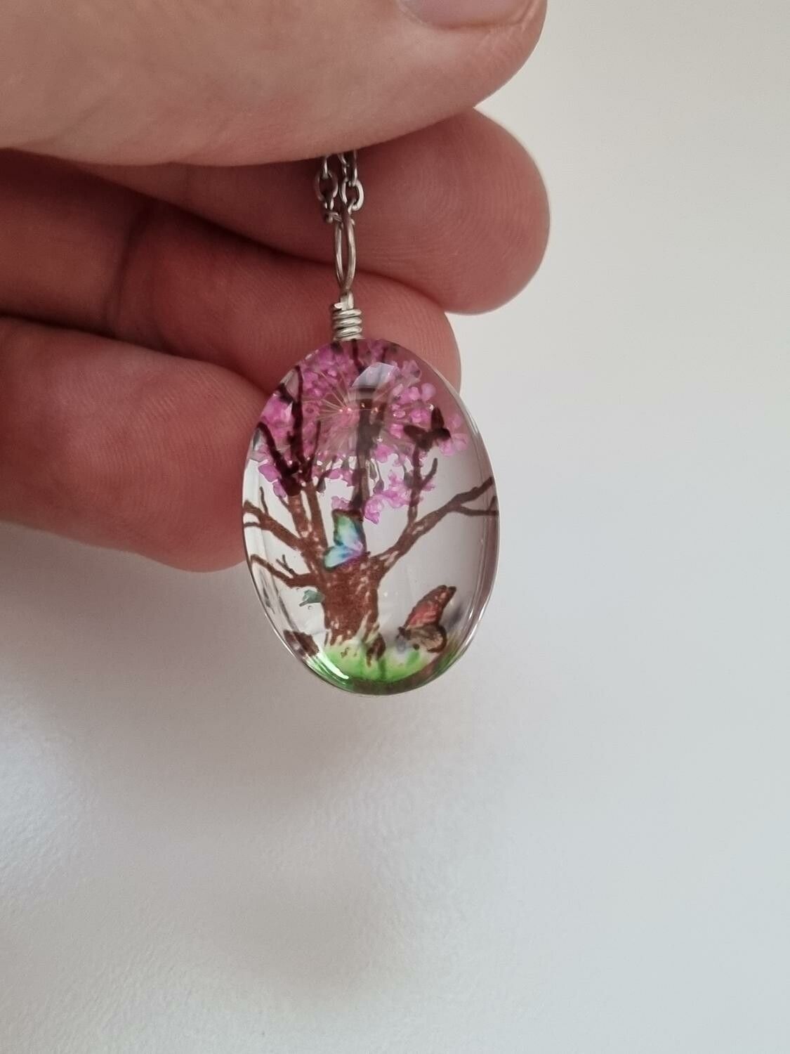 Halsband - Oval glasberlock med målat träd inuti (50 cm lång kedja)