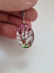 Halsband - Oval glasberlock med målat träd inuti (50 cm lång kedja)
