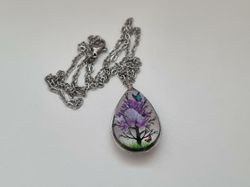 Halsband - Oval glasberlock med ett målat träd inuti (45 cm lång kedja)