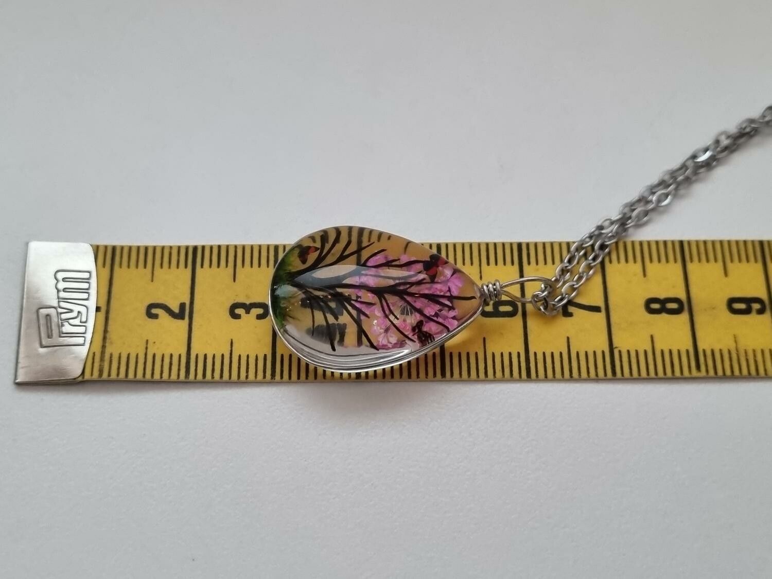 Halsband - Oval glasberlock med ett målat träd inuti (45 cm lång kedja)