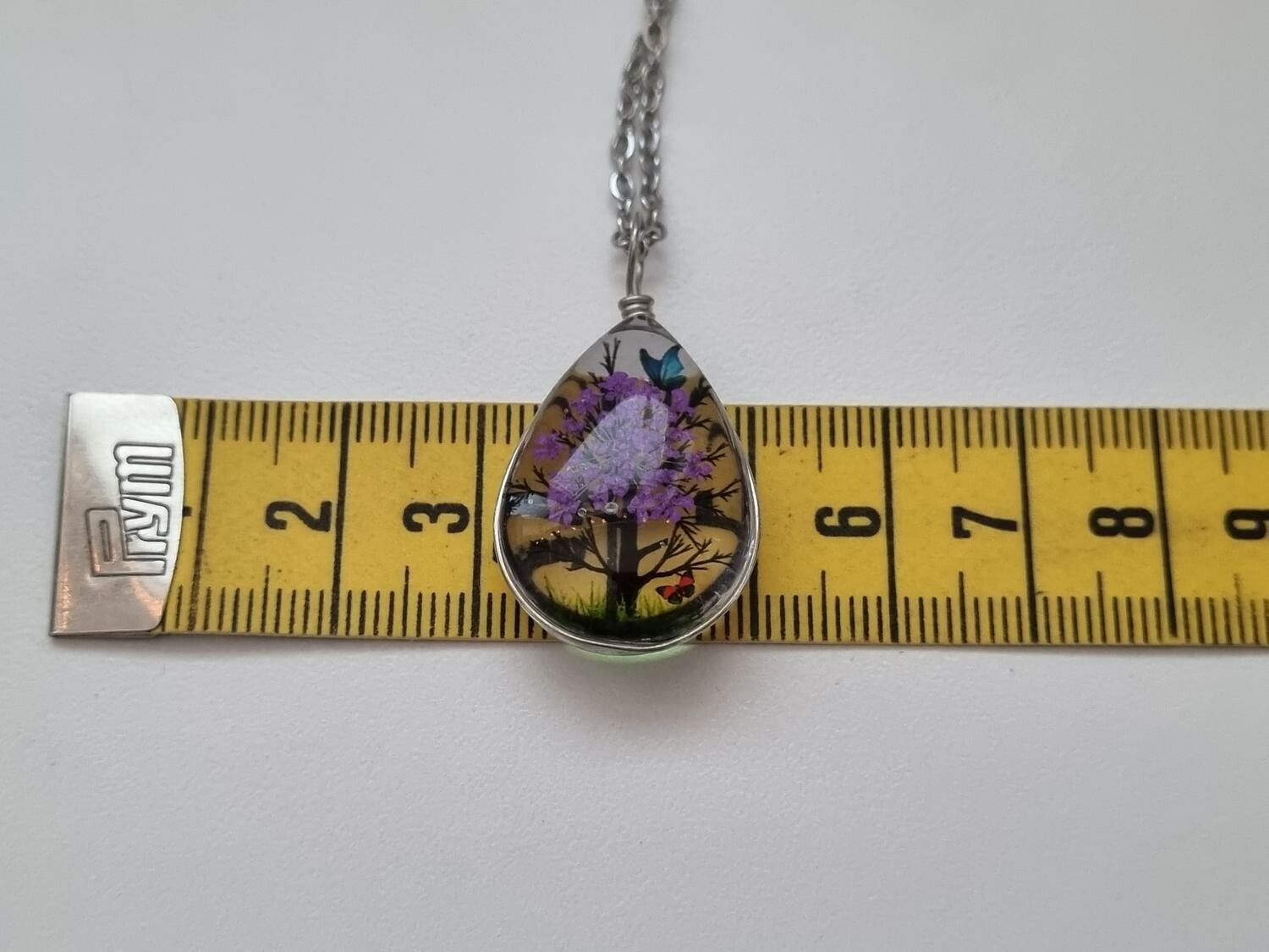 Halsband - Oval glasberlock med ett målat träd inuti (45 cm lång kedja)