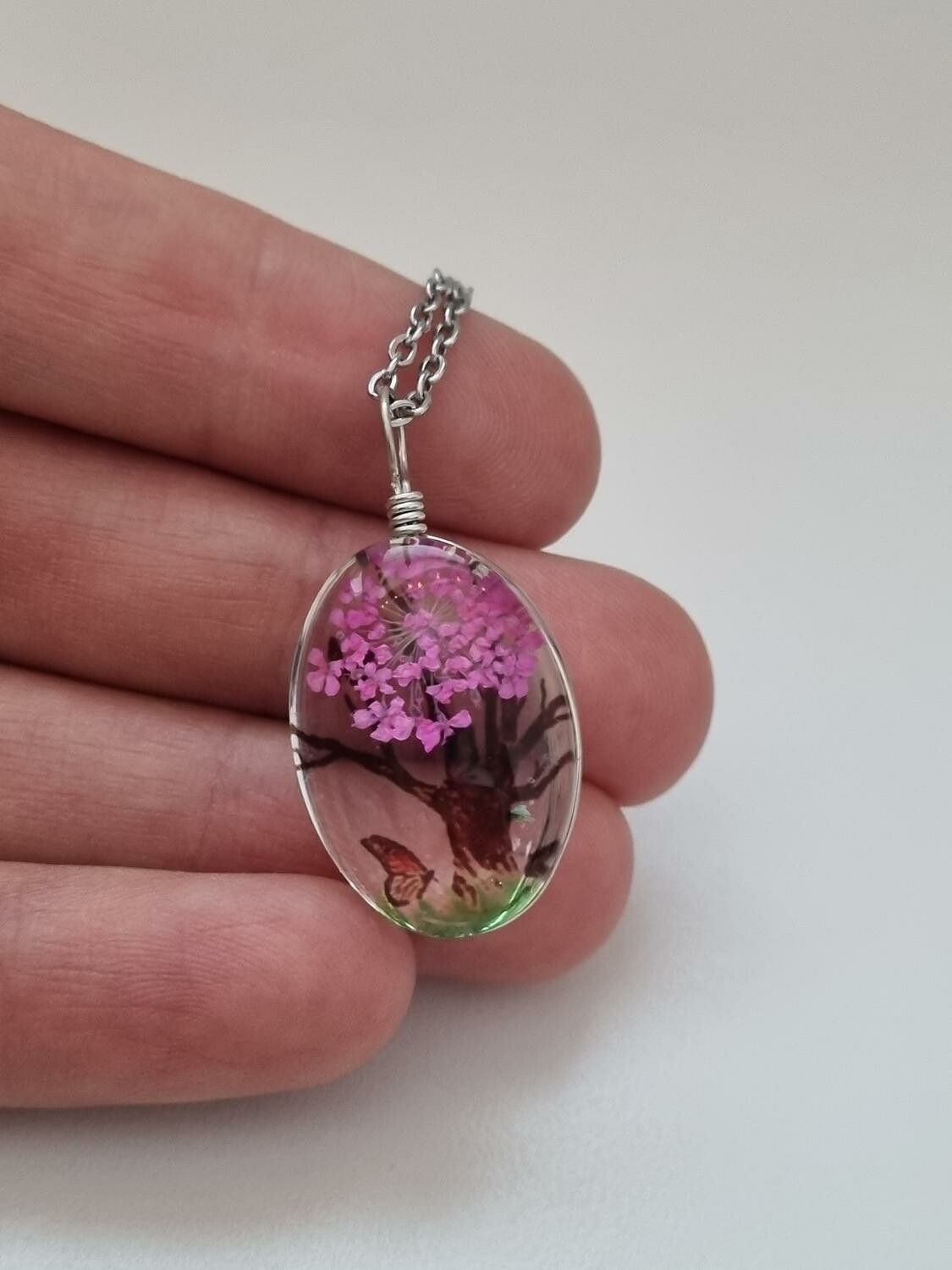 Halsband - Oval glasberlock med målat träd inuti (50 cm lång kedja)