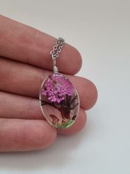 Halsband - Oval glasberlock med målat träd inuti (50 cm lång kedja)