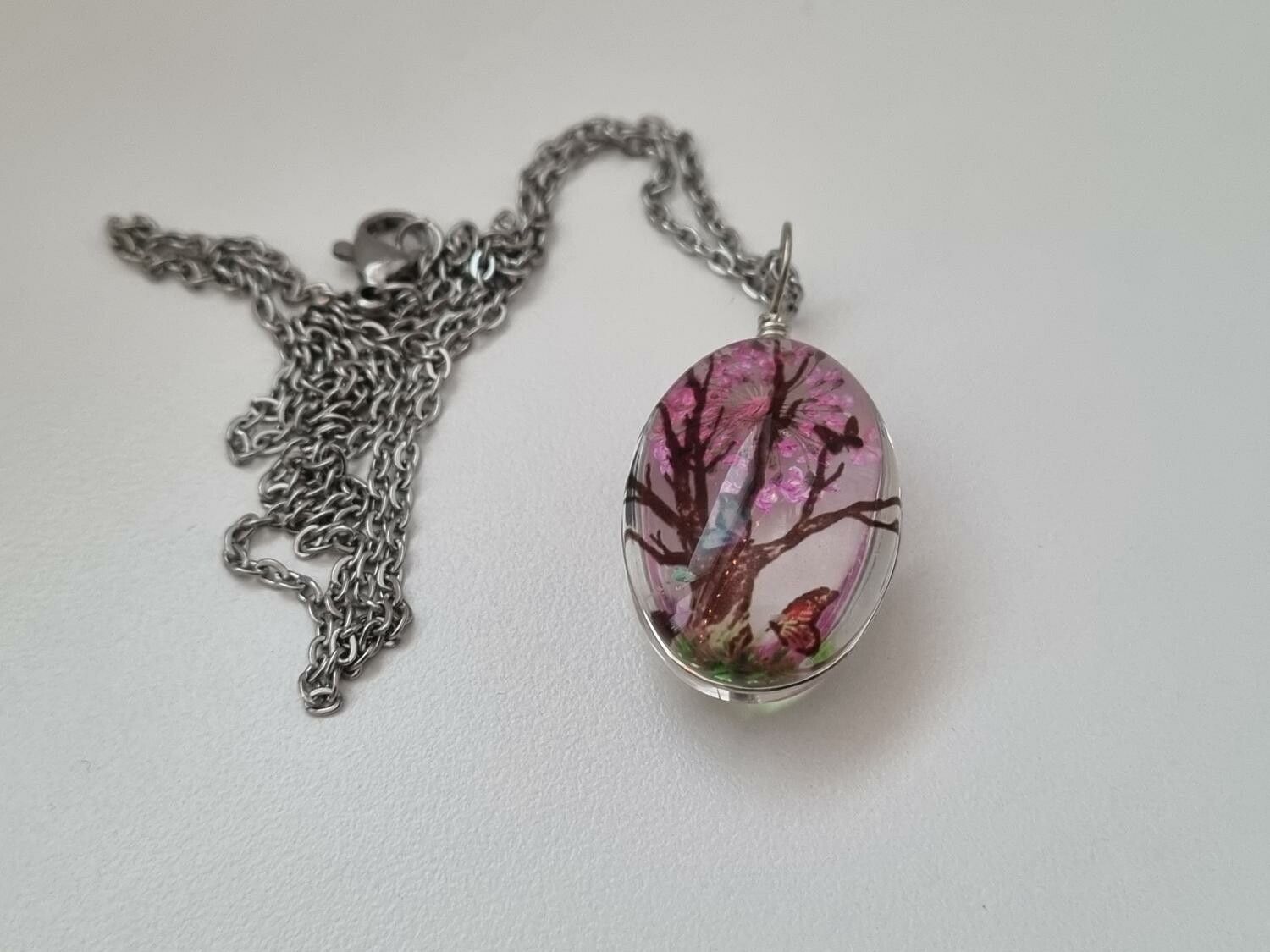 Halsband - Oval glasberlock med målat träd inuti (50 cm lång kedja)