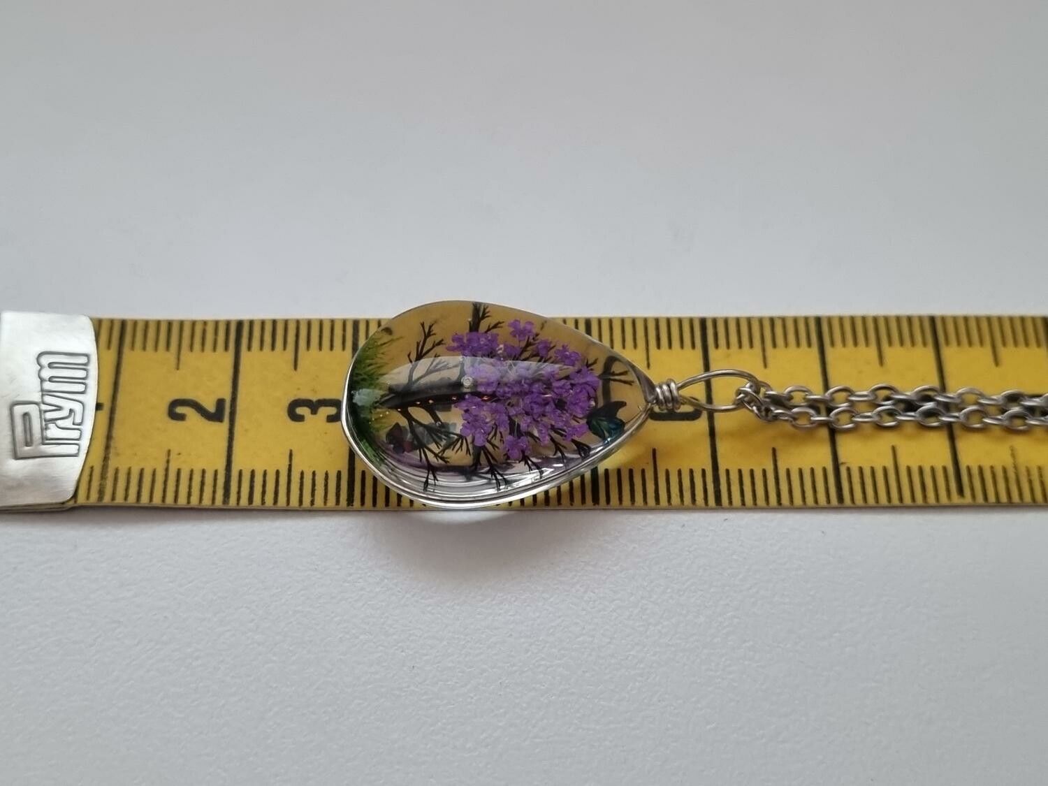 Halsband - Oval glasberlock med ett målat träd inuti (45 cm lång kedja)