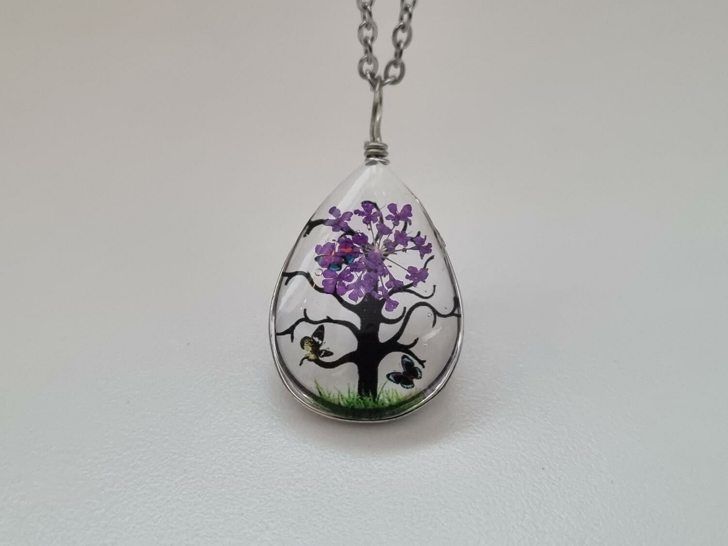 Halsband - Oval glasberlock med ett målat träd inuti (45 cm lång kedja)