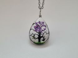 Halsband - Oval glasberlock med ett målat träd inuti (45 cm lång kedja)