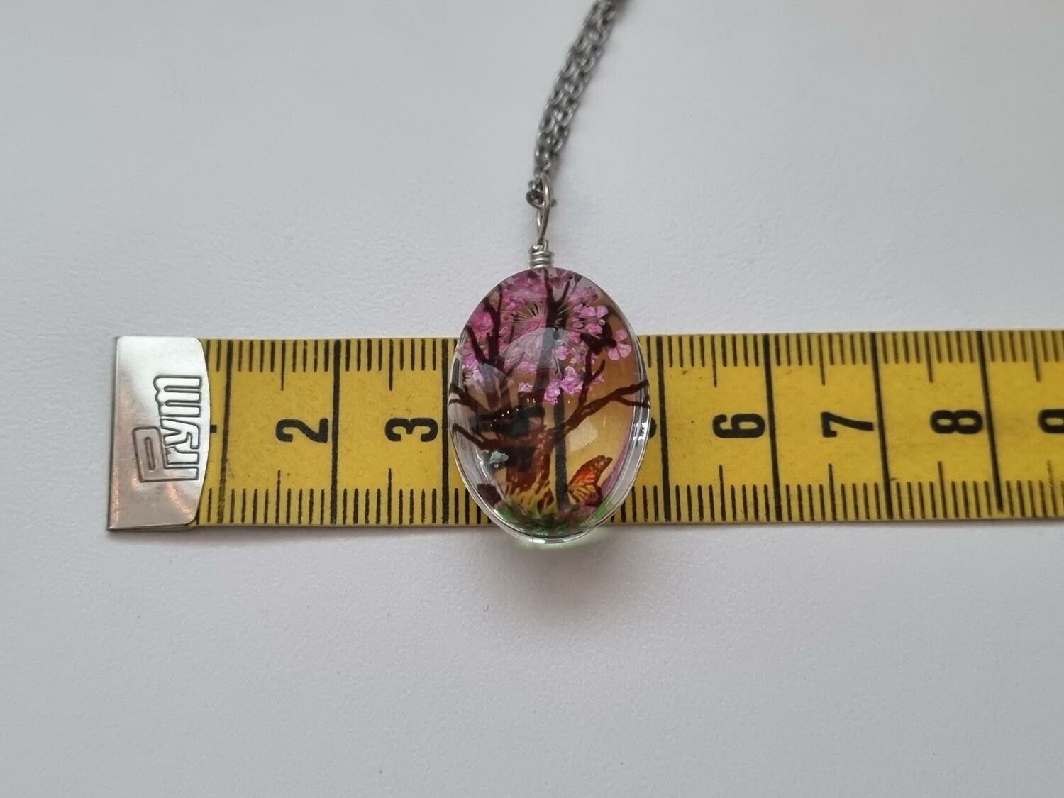 Halsband - Oval glasberlock med målat träd inuti (50 cm lång kedja)