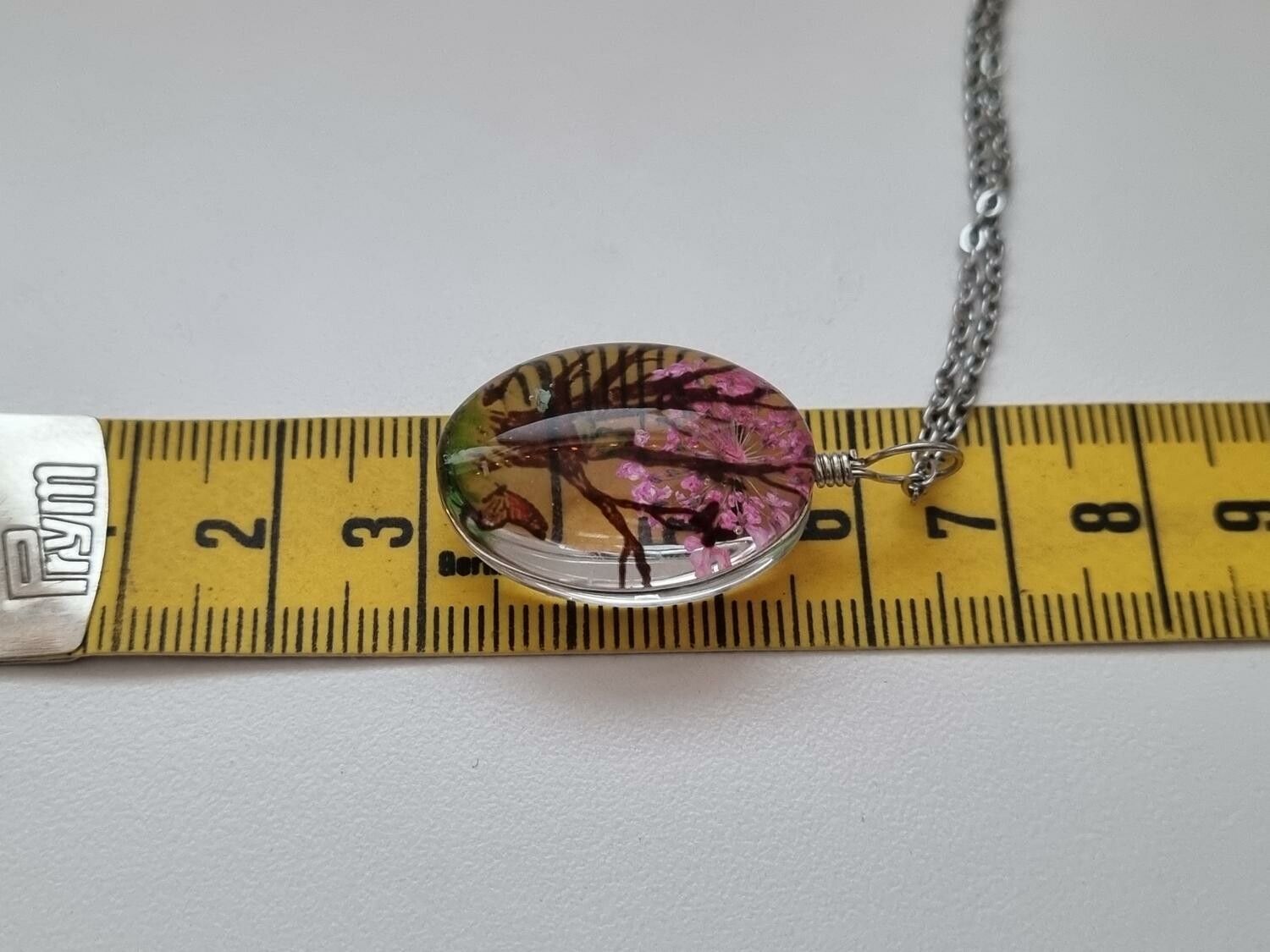 Halsband - Oval glasberlock med målat träd inuti (50 cm lång kedja)