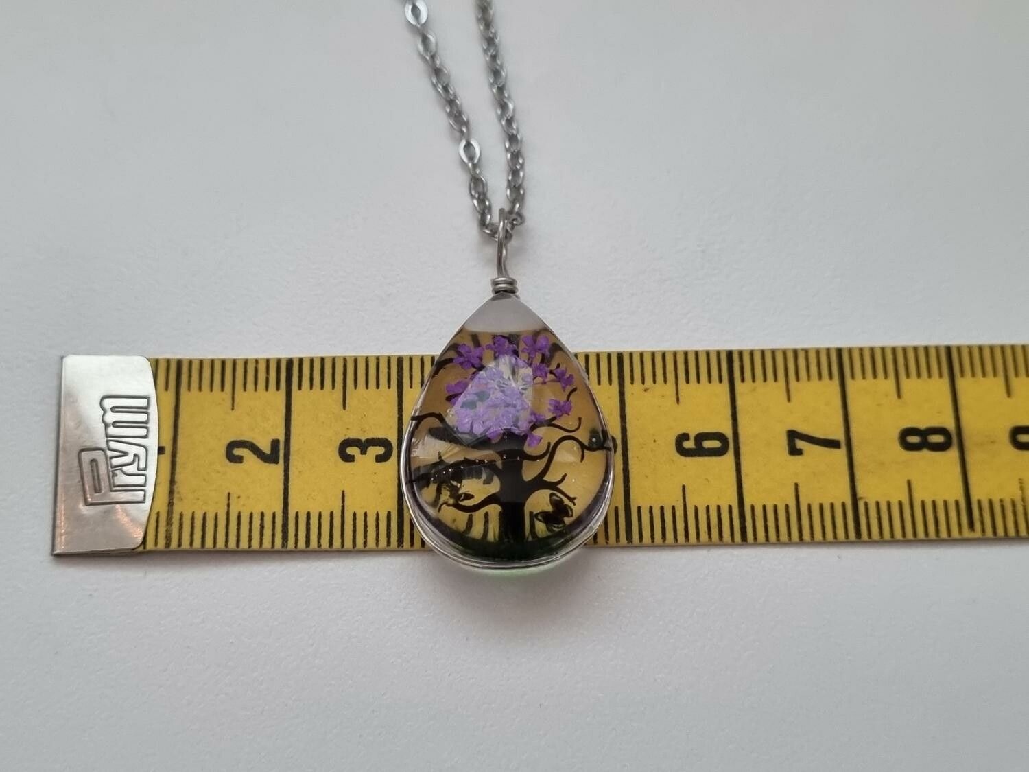 Halsband - Oval glasberlock med ett målat träd inuti (45 cm lång kedja)
