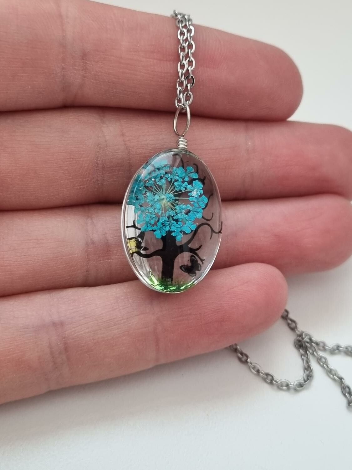 Halsband - Oval glasberlock med målat träd inuti (50 cm lång kedja)