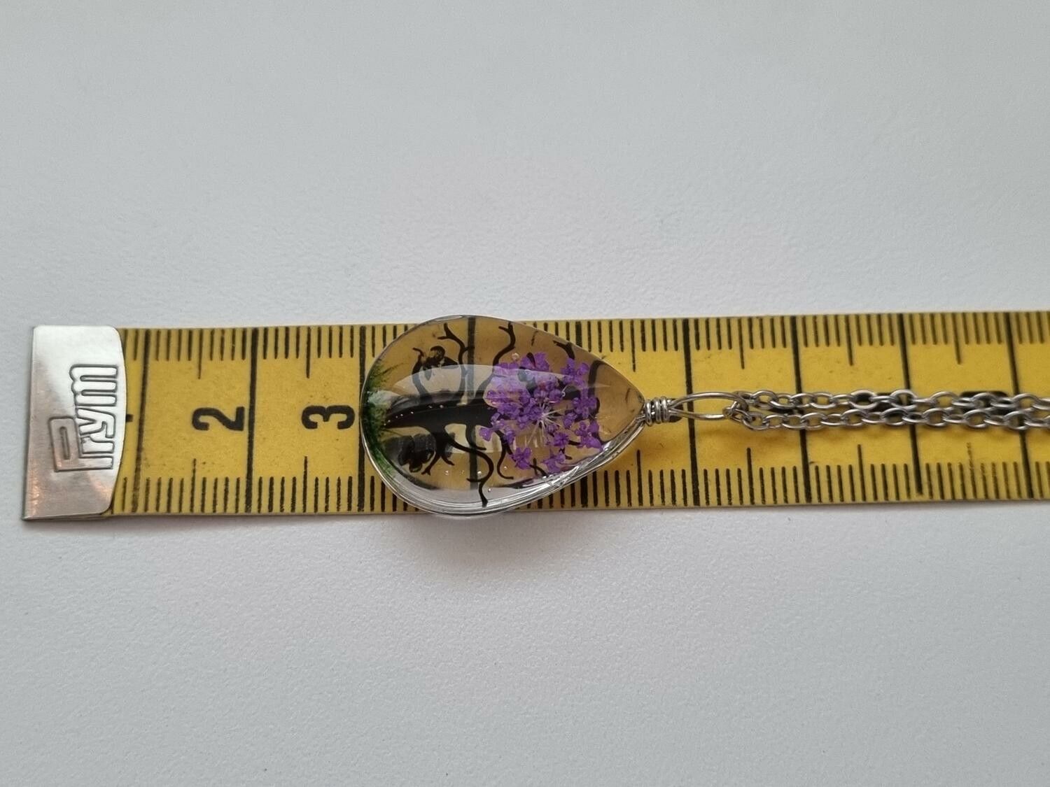 Halsband - Oval glasberlock med ett målat träd inuti (45 cm lång kedja)