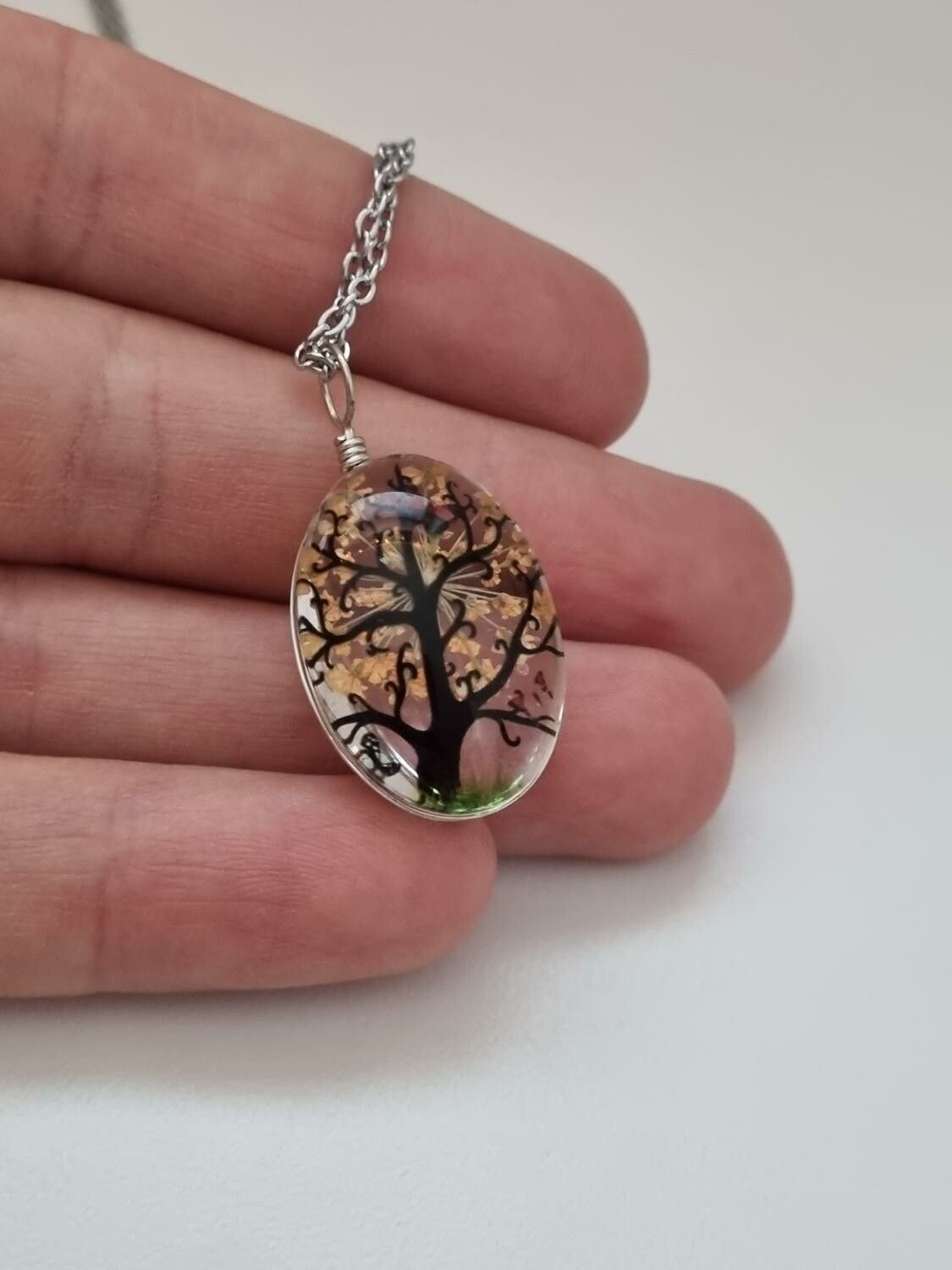 Halsband - Oval glasberlock med målat träd inuti (50 cm lång kedja)