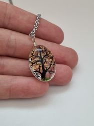 Halsband - Oval glasberlock med målat träd inuti (50 cm lång kedja)