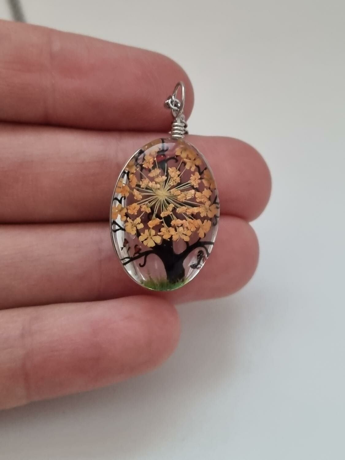 Halsband - Oval glasberlock med målat träd inuti (50 cm lång kedja)