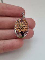 Halsband - Oval glasberlock med målat träd inuti (50 cm lång kedja)