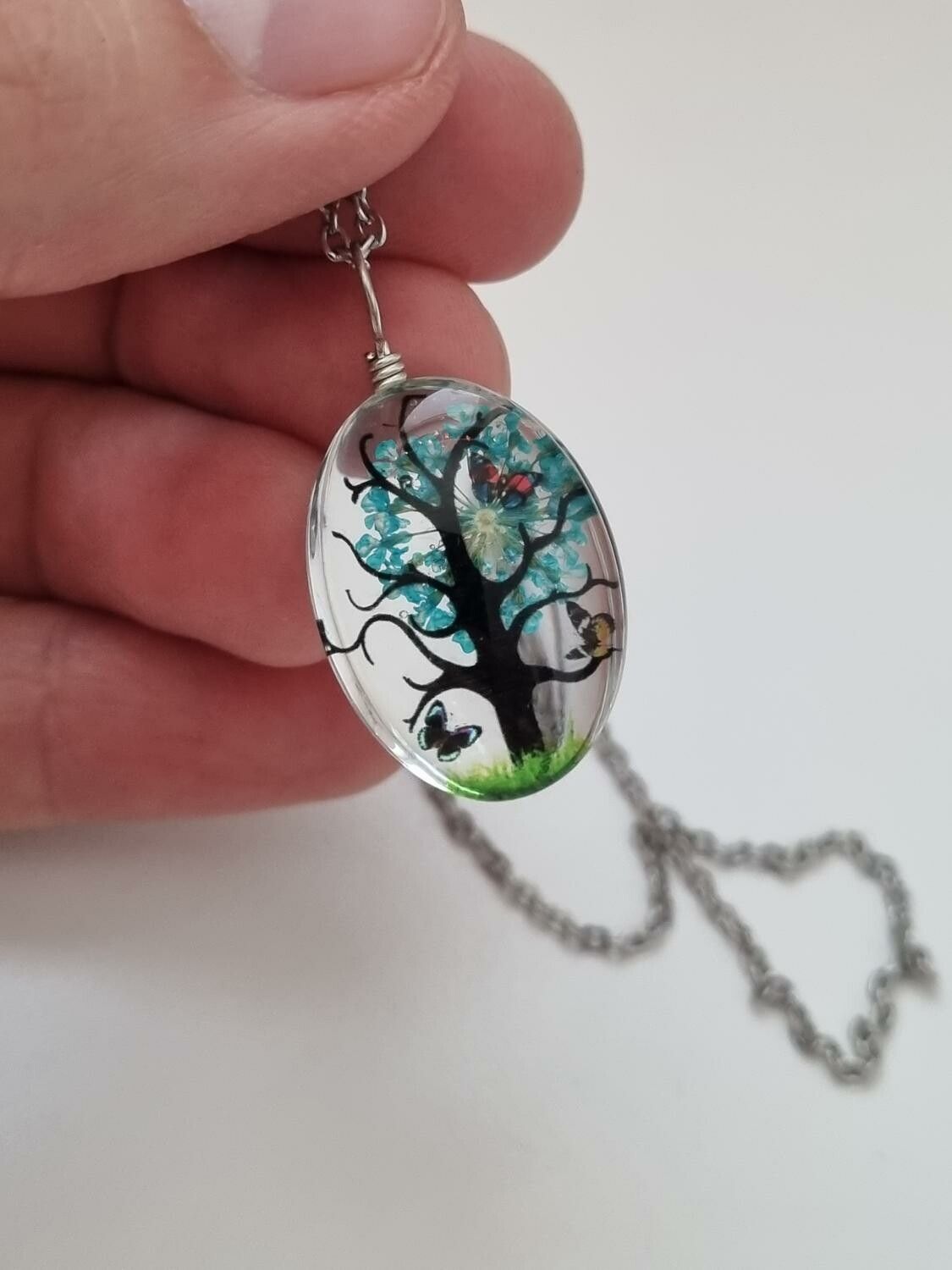 Halsband - Oval glasberlock med målat träd inuti (50 cm lång kedja)