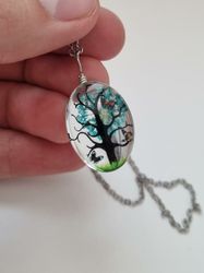 Halsband - Oval glasberlock med målat träd inuti (50 cm lång kedja)