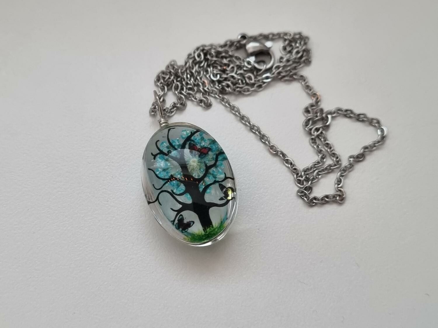Halsband - Oval glasberlock med målat träd inuti (50 cm lång kedja)