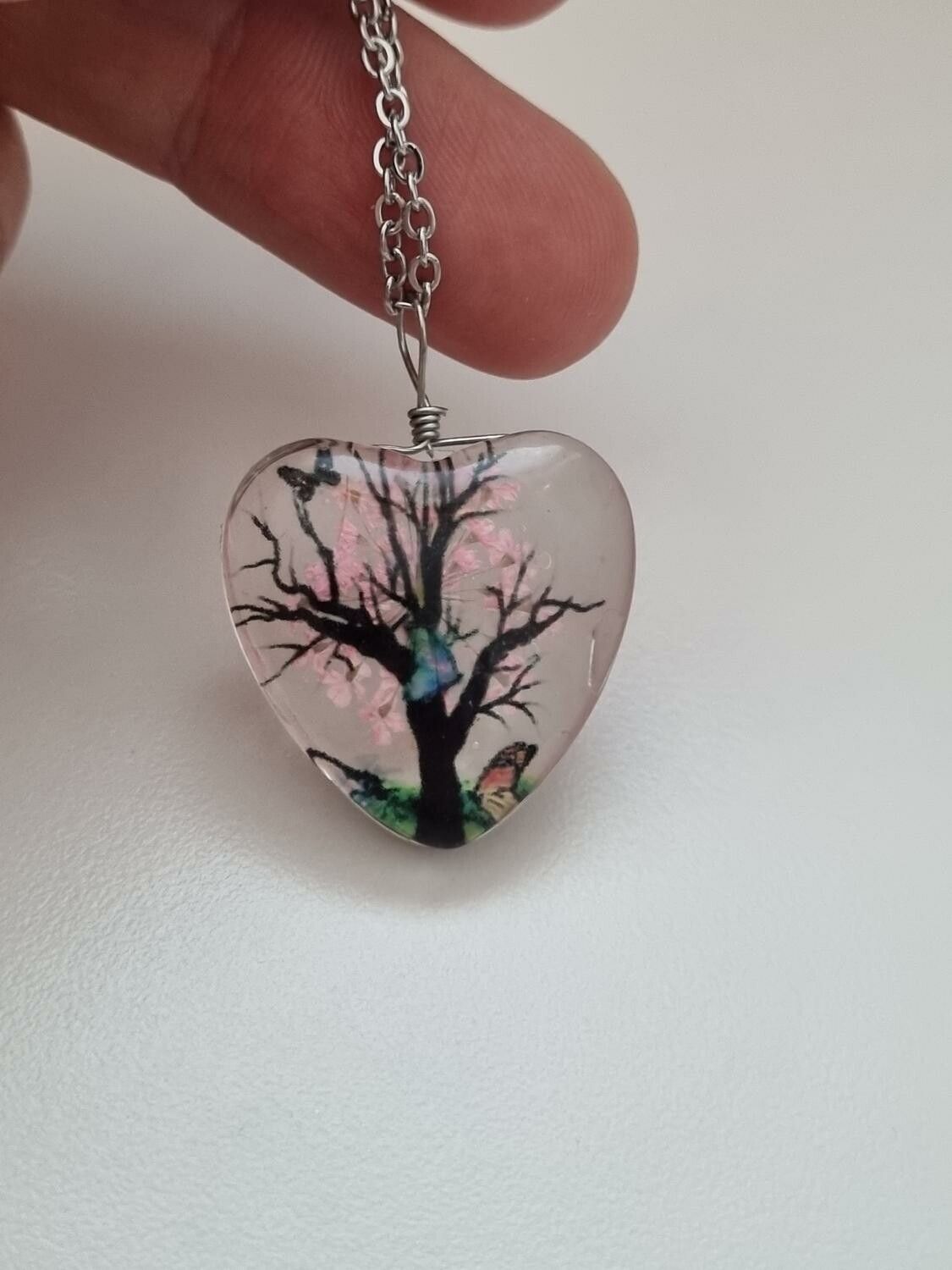 Halsband - Hjärtformad glasberlock med målat träd inuti (50 cm lång kedja)