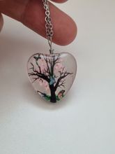 Halsband - Hjärtformad glasberlock med målat träd inuti (50 cm lång kedja)