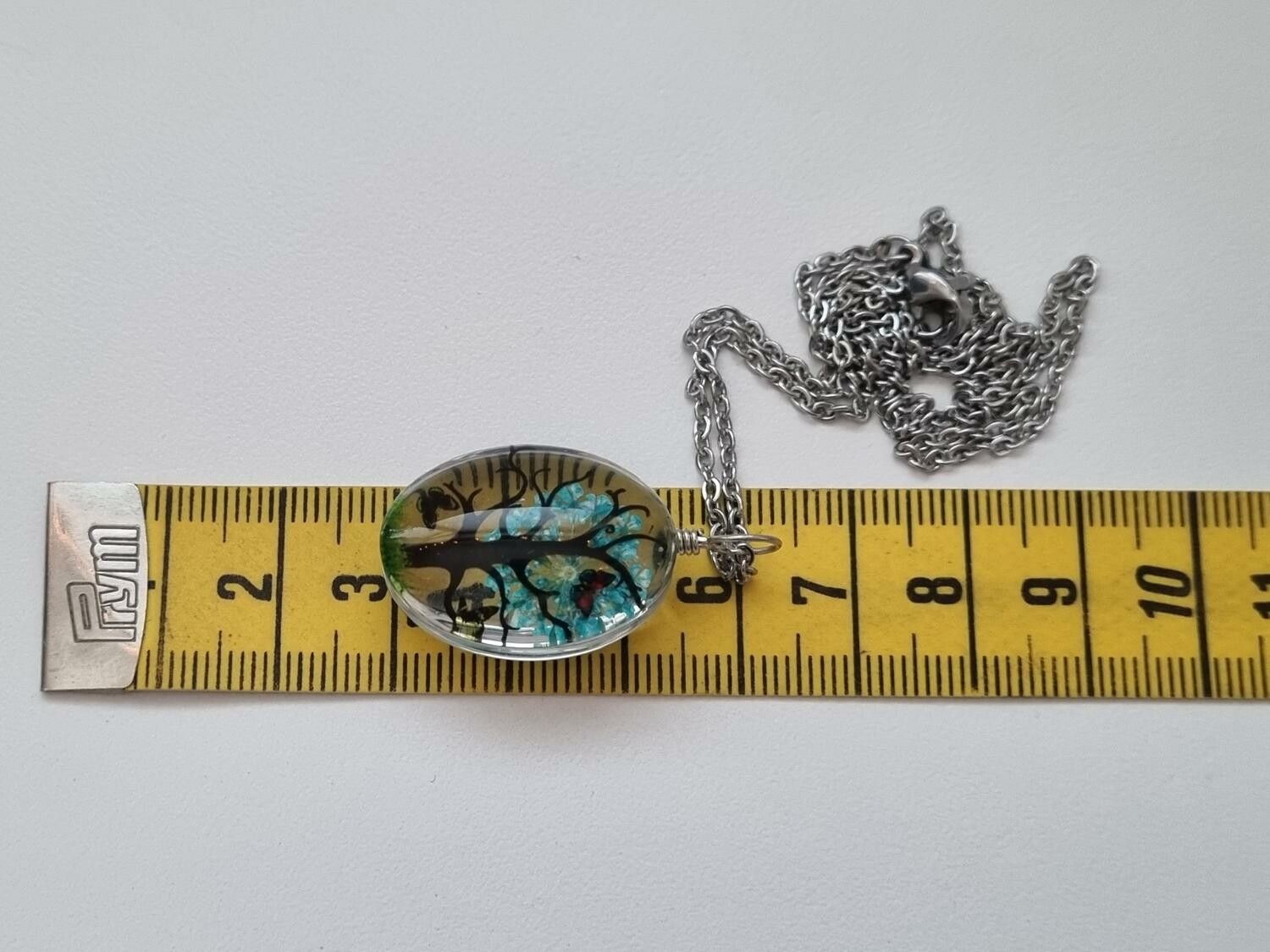 Halsband - Oval glasberlock med målat träd inuti (50 cm lång kedja)