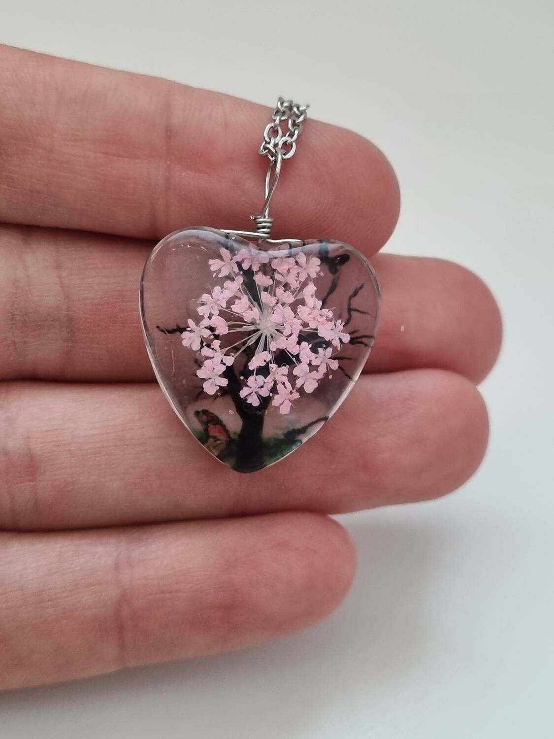 Halsband - Hjärtformad glasberlock med målat träd inuti (50 cm lång kedja)