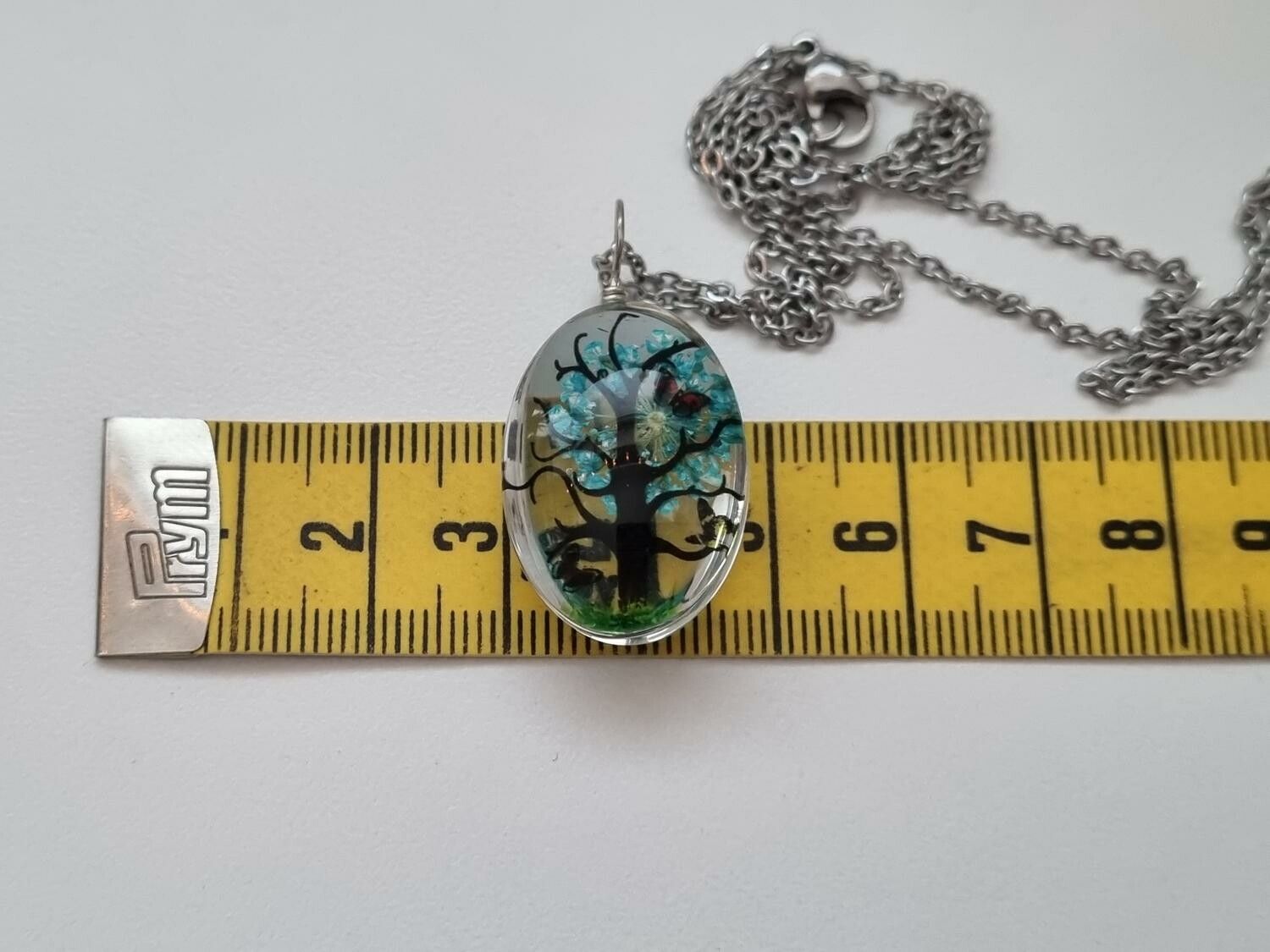 Halsband - Oval glasberlock med målat träd inuti (50 cm lång kedja)