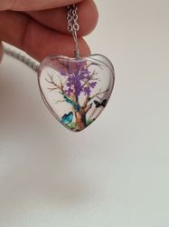 Halsband - Hjärtformad glasberlock med målat träd inuti (50 cm lång kedja)
