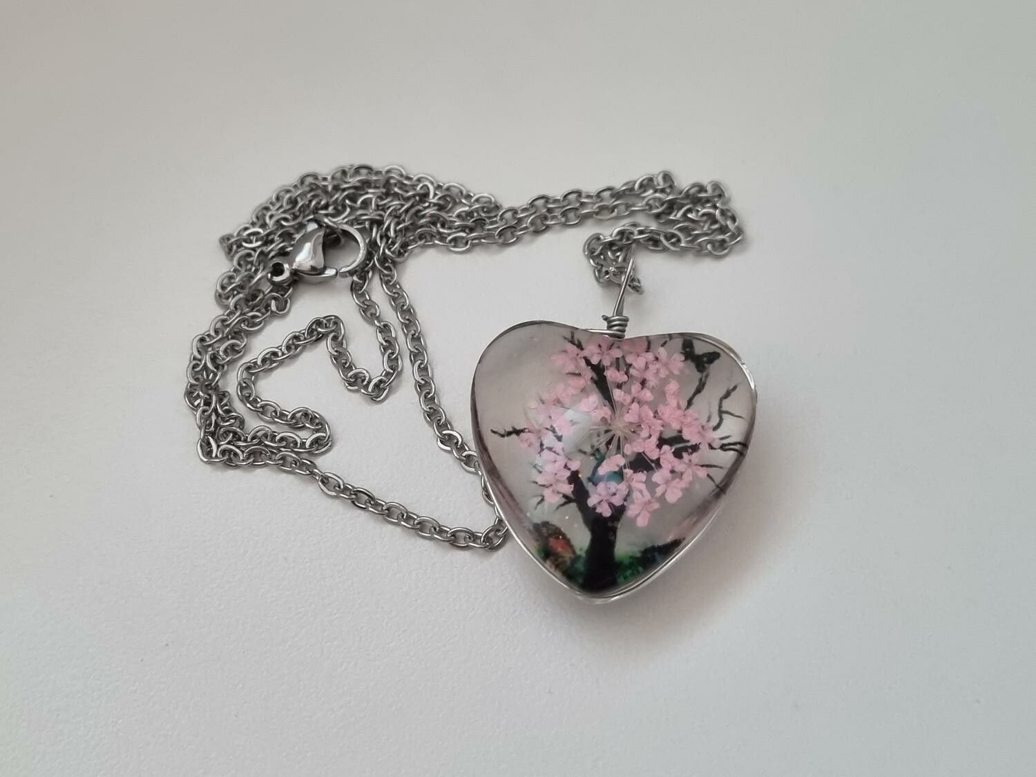 Halsband - Hjärtformad glasberlock med målat träd inuti (50 cm lång kedja)