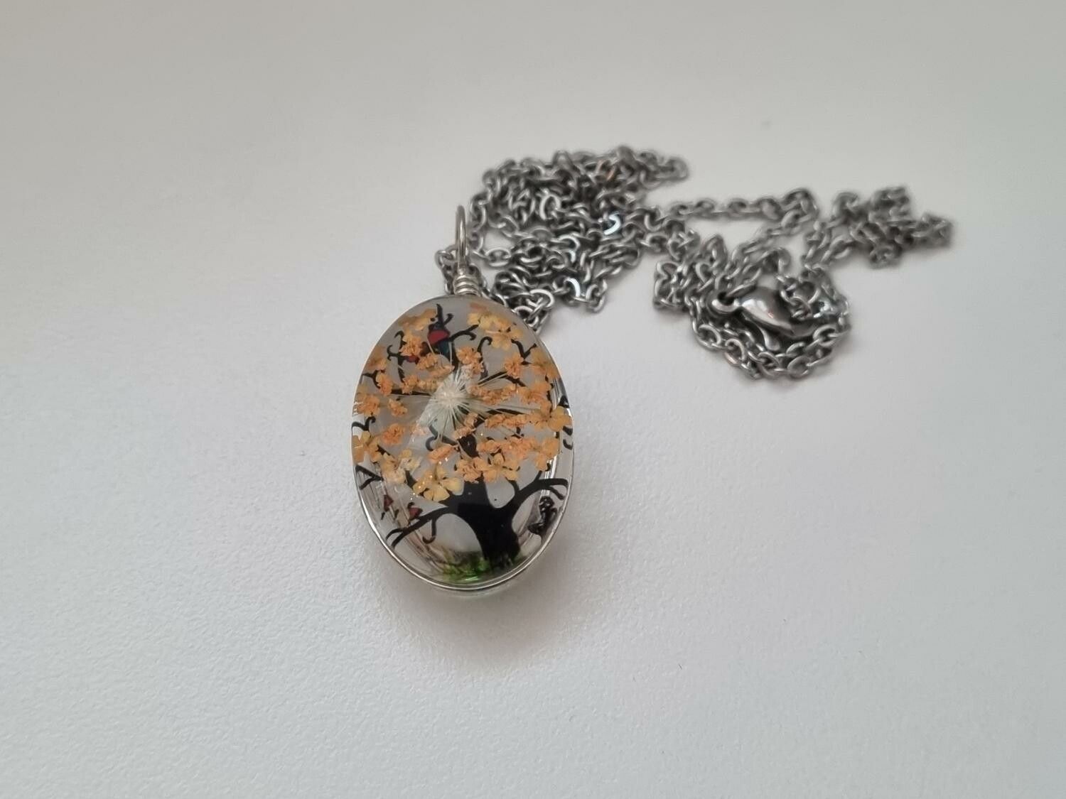 Halsband - Oval glasberlock med målat träd inuti (50 cm lång kedja)