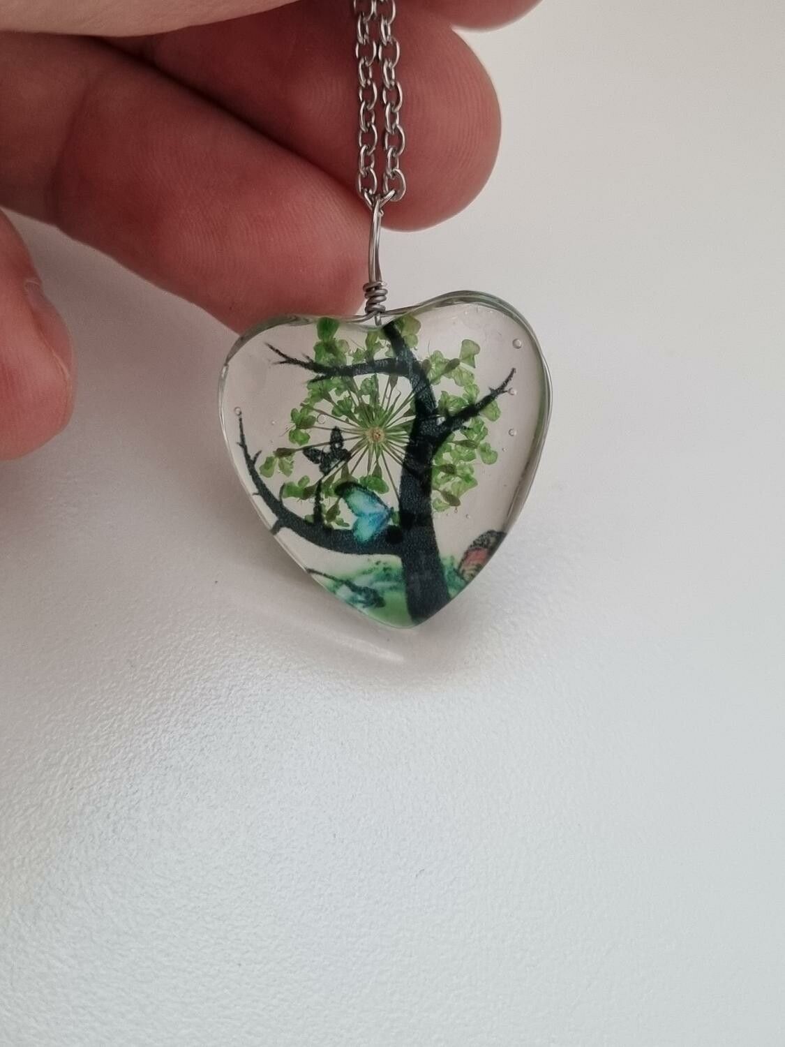Halsband - Hjärtformad glasberlock med målat träd inuti (50 cm lång kedja)