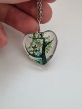 Halsband - Hjärtformad glasberlock med målat träd inuti (50 cm lång kedja)