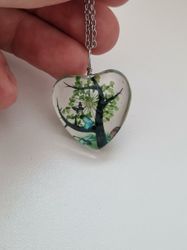 Halsband - Hjärtformad glasberlock med målat träd inuti (50 cm lång kedja)