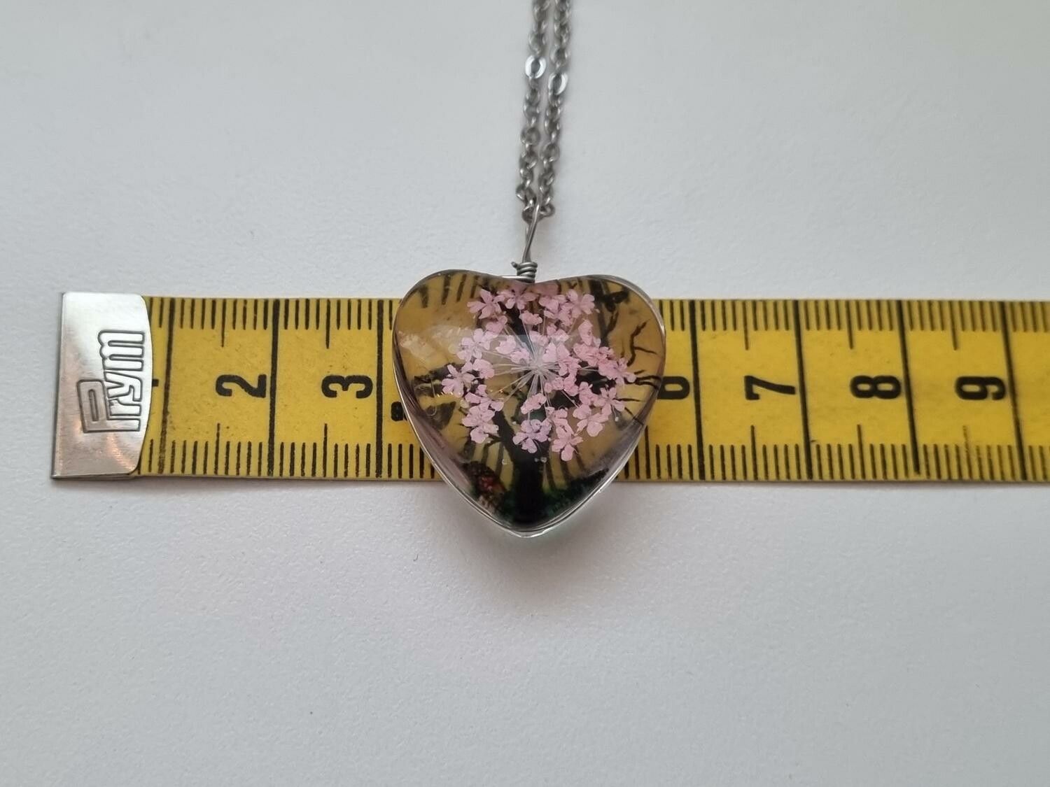 Halsband - Hjärtformad glasberlock med målat träd inuti (50 cm lång kedja)
