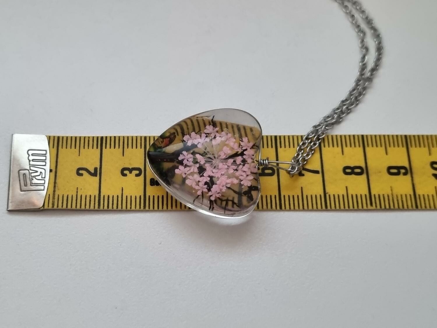 Halsband - Hjärtformad glasberlock med målat träd inuti (50 cm lång kedja)