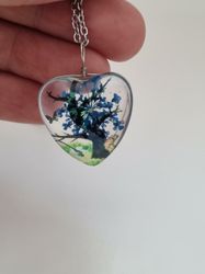 Halsband - Hjärtformad glasberlock med målat träd inuti (50 cm lång kedja)