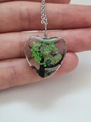 Halsband - Hjärtformad glasberlock med målat träd inuti (50 cm lång kedja)