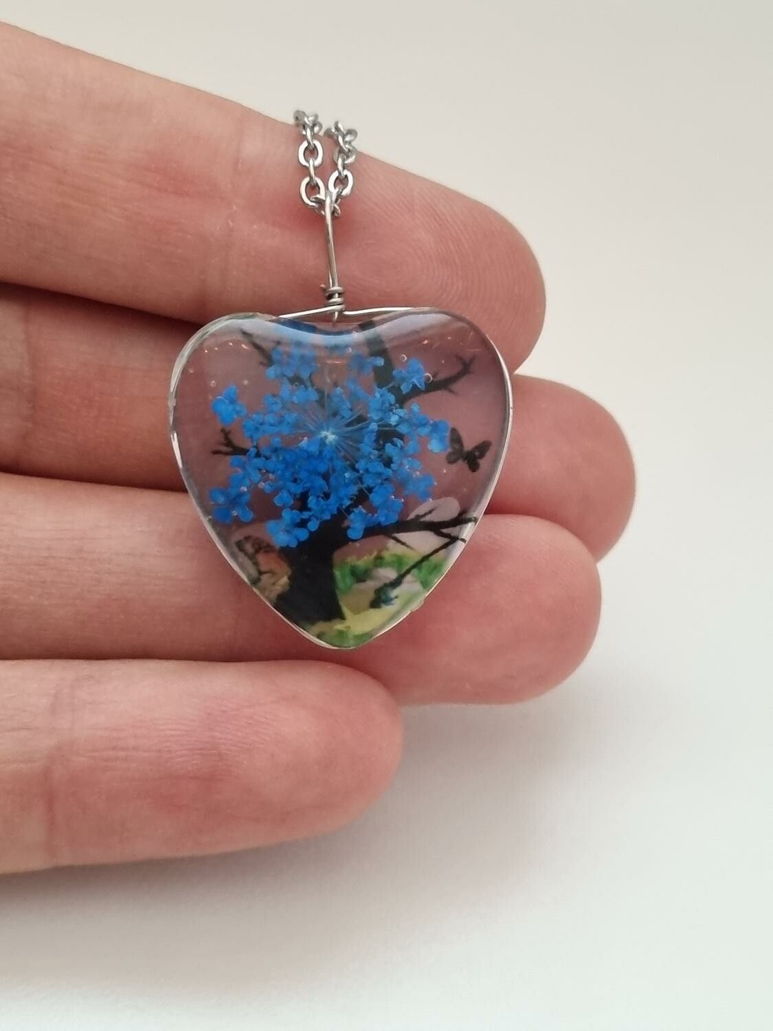 Halsband - Hjärtformad glasberlock med målat träd inuti (50 cm lång kedja)