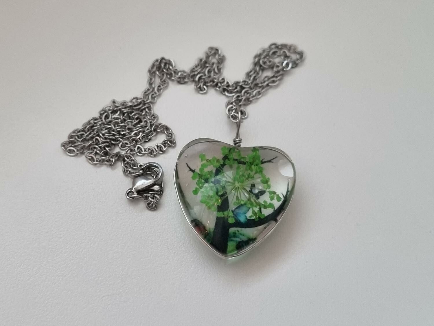 Halsband - Hjärtformad glasberlock med målat träd inuti (50 cm lång kedja)