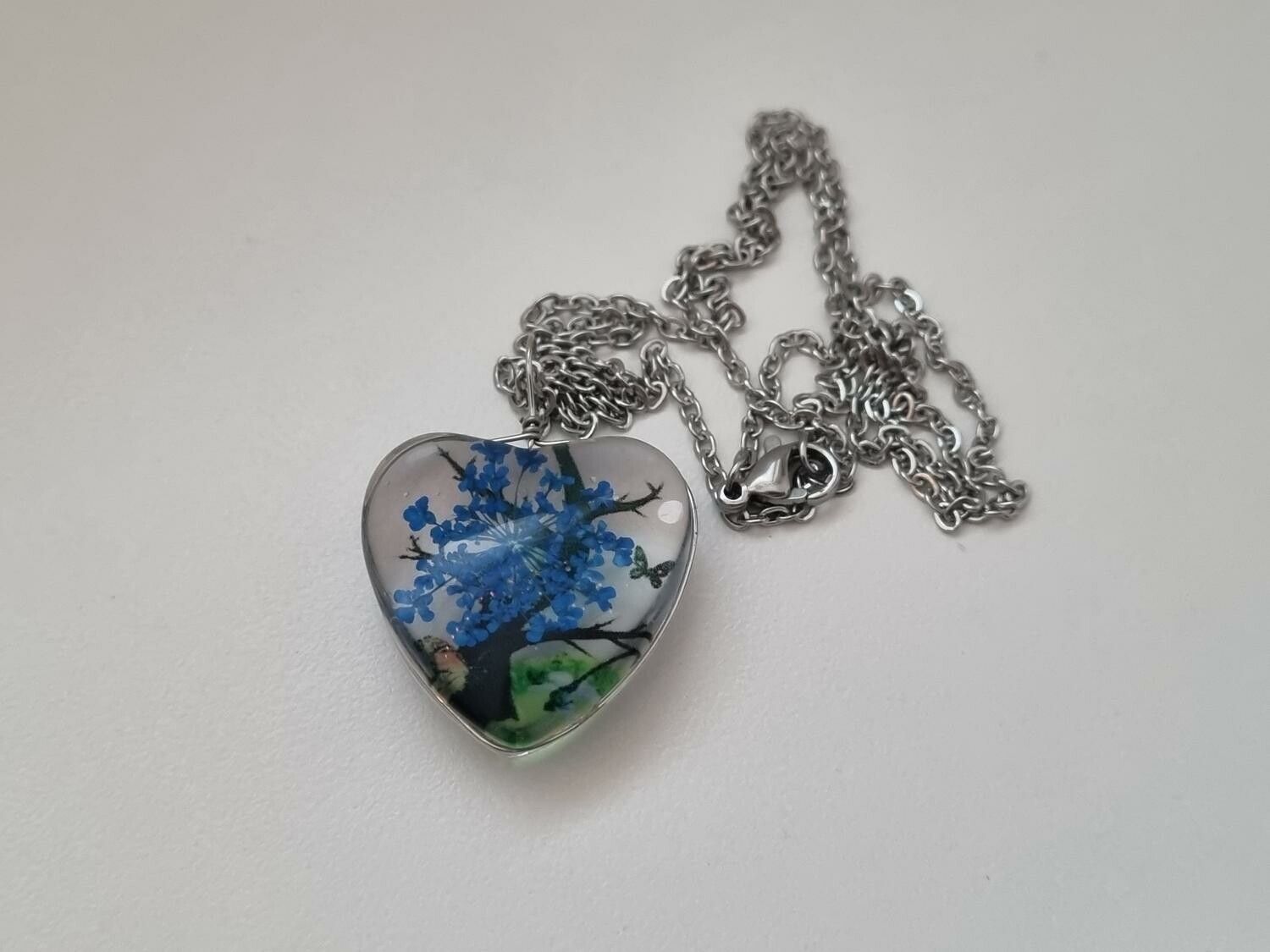 Halsband - Hjärtformad glasberlock med målat träd inuti (50 cm lång kedja)