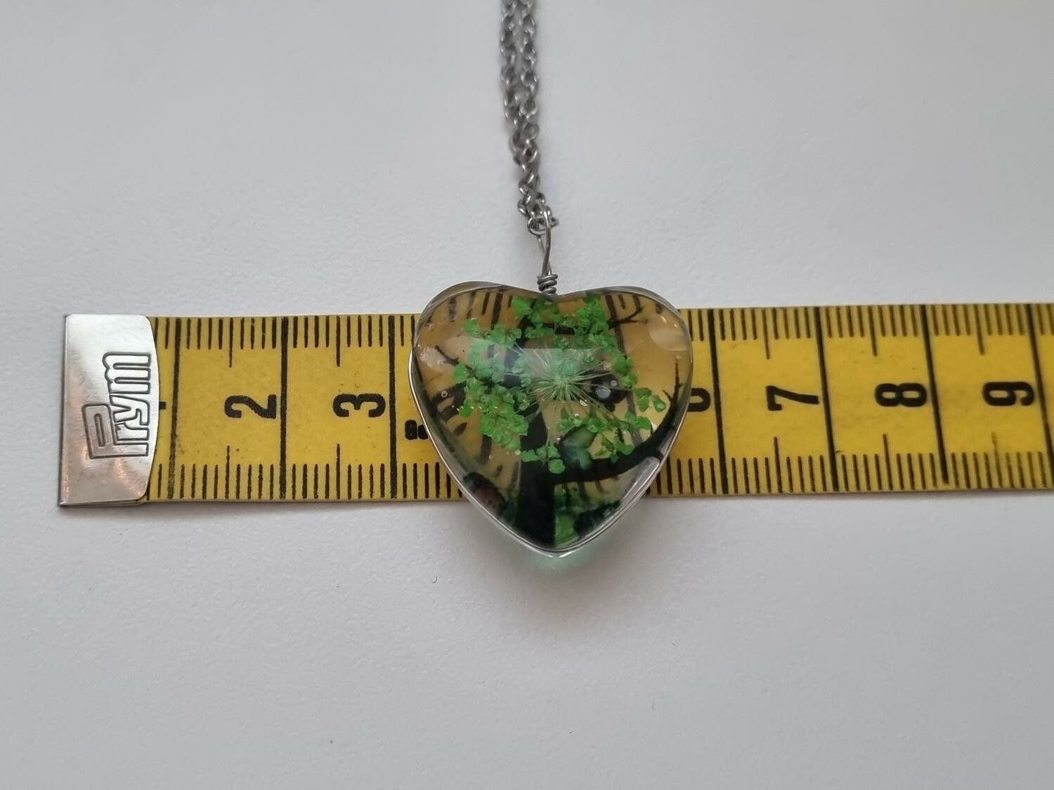 Halsband - Hjärtformad glasberlock med målat träd inuti (50 cm lång kedja)