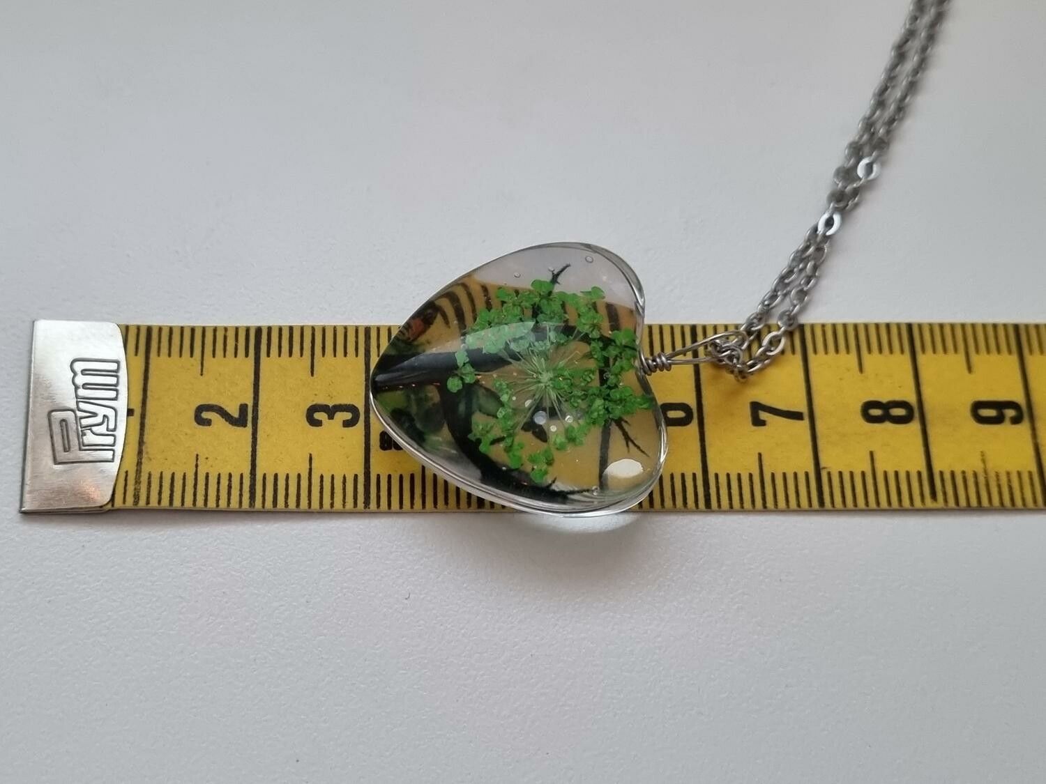 Halsband - Hjärtformad glasberlock med målat träd inuti (50 cm lång kedja)