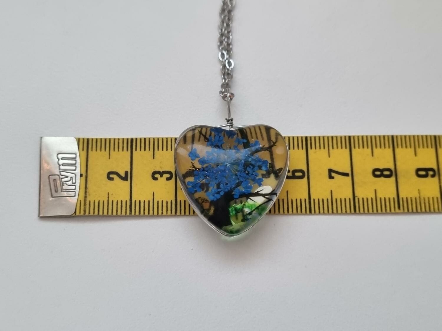 Halsband - Hjärtformad glasberlock med målat träd inuti (50 cm lång kedja)