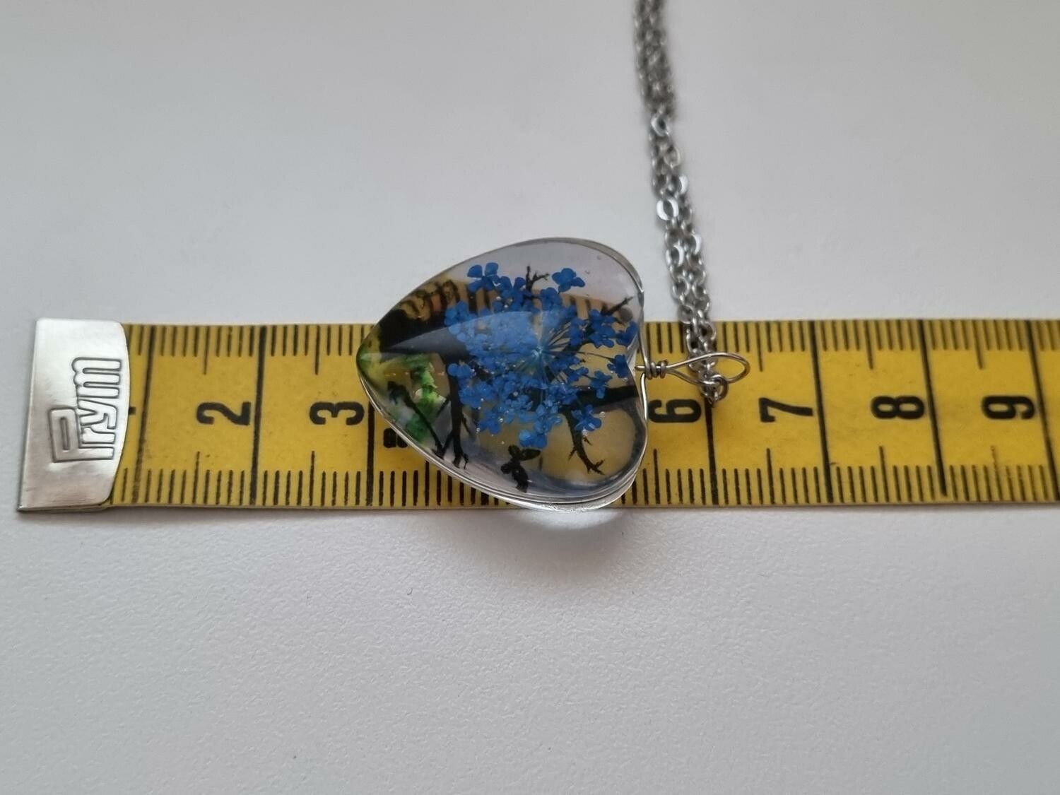 Halsband - Hjärtformad glasberlock med målat träd inuti (50 cm lång kedja)