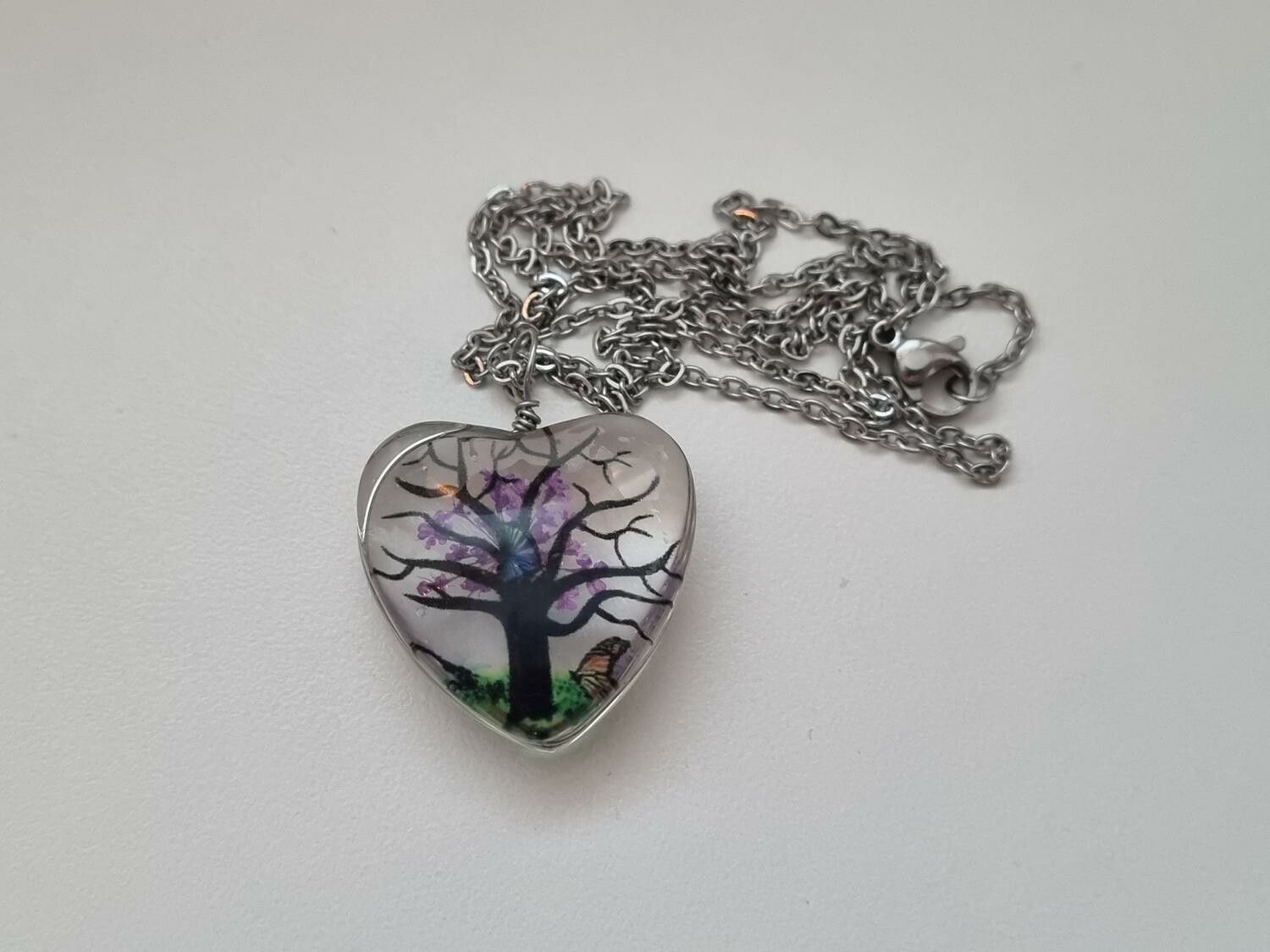 Halsband hjärtformad glasberlock med målat träd inuti (50 cm lång kedja)