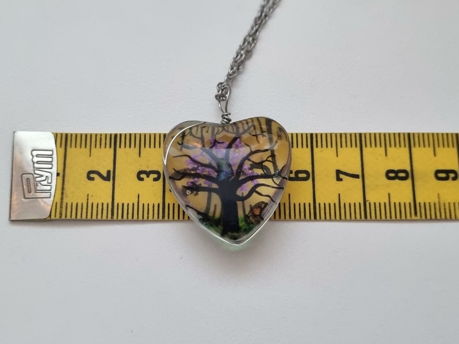 Halsband hjärtformad glasberlock med målat träd inuti (50 cm lång kedja)