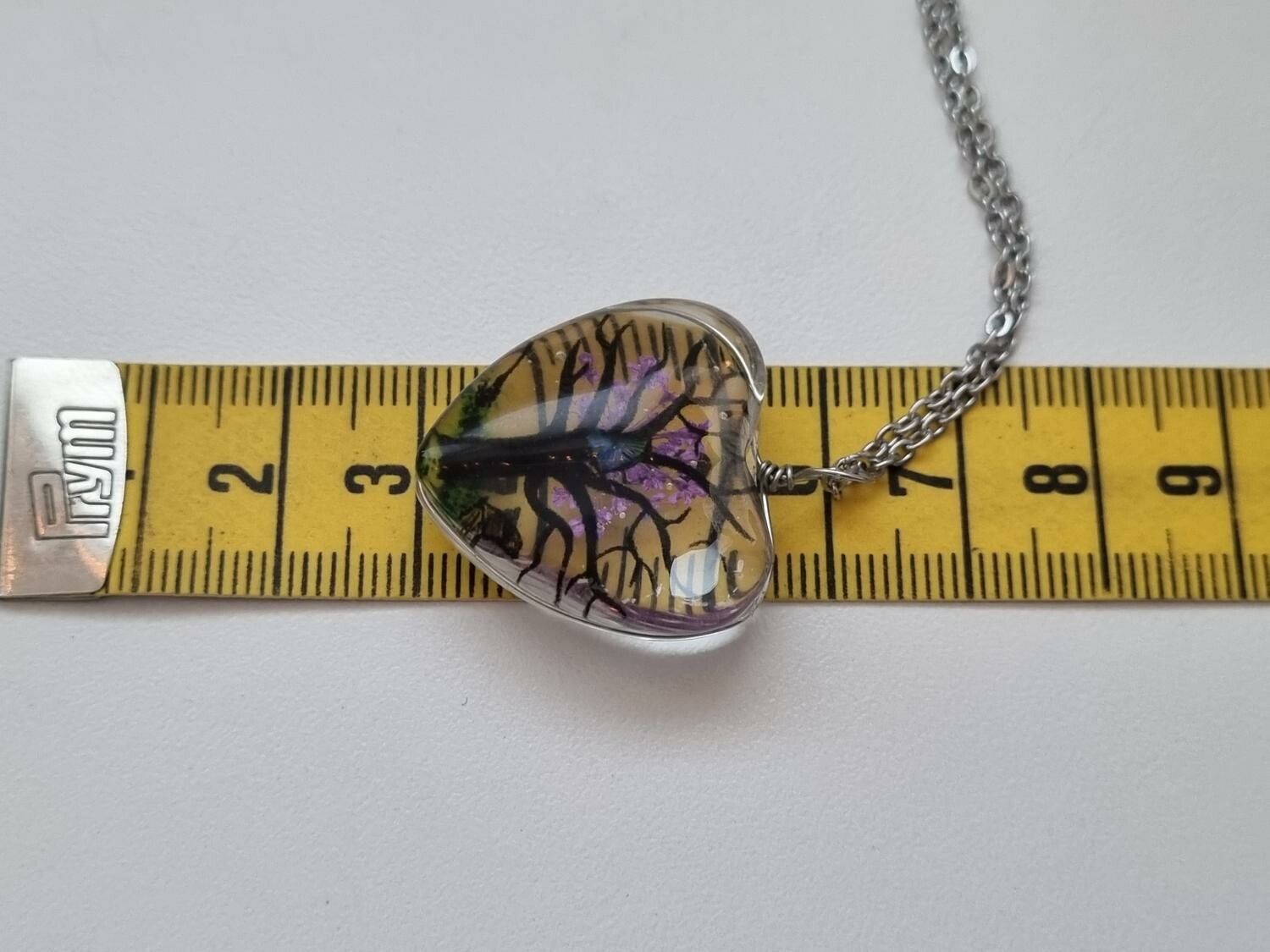 Halsband hjärtformad glasberlock med målat träd inuti (50 cm lång kedja)