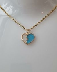 Halsband med ett blått hjärta (55 cm lång kedja)